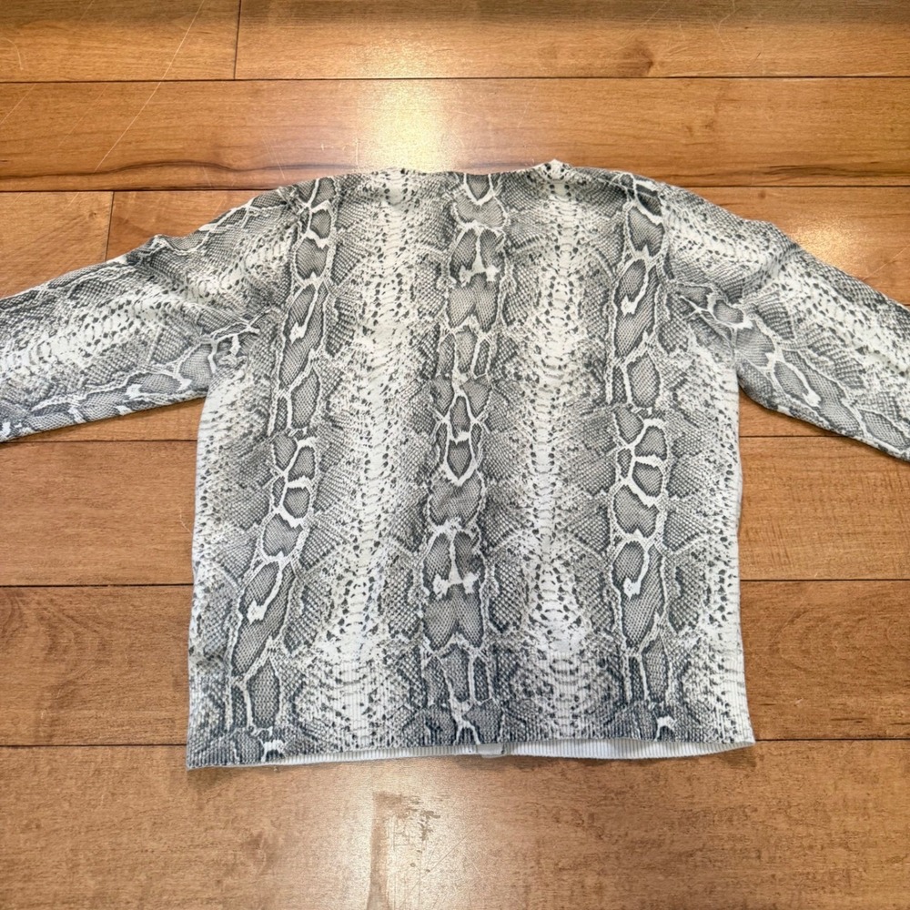 Van Heusen Cardigan Womens L Grey Snakeskin Print V-Neck Button Front Sweater - Picture 3 of 5